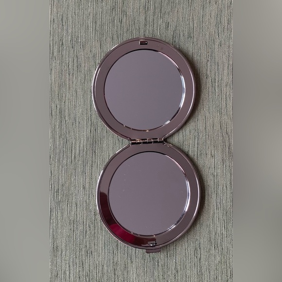 Silver mirror compact for purse - Picture 4 of 4